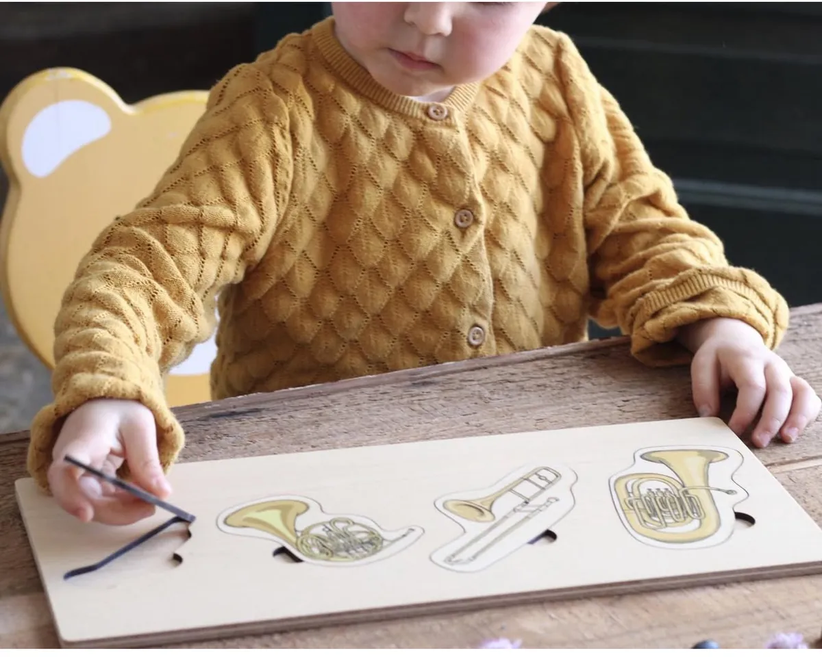 Bébé découvrant la musique — Serclet