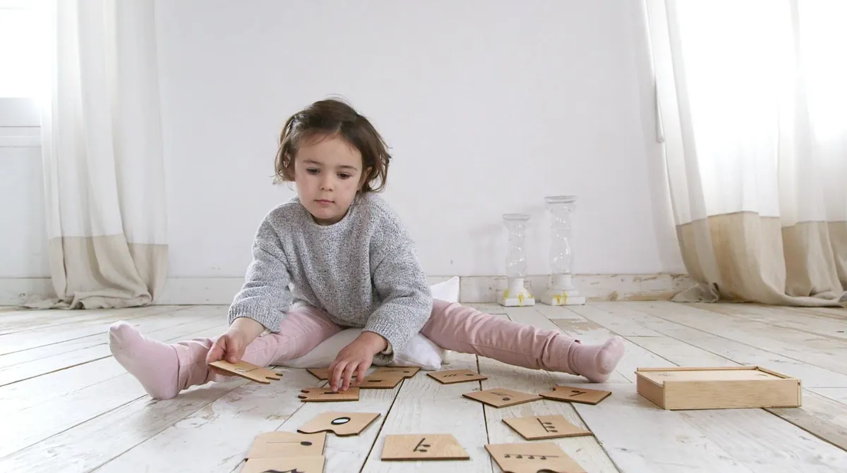 Enfant explorant le matériel pédagogique Serclet