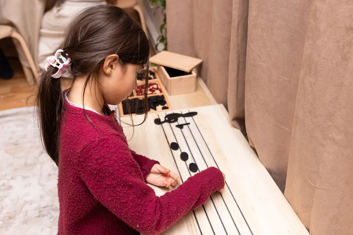 Manipulation d'une portée musicale en bois — Serclet